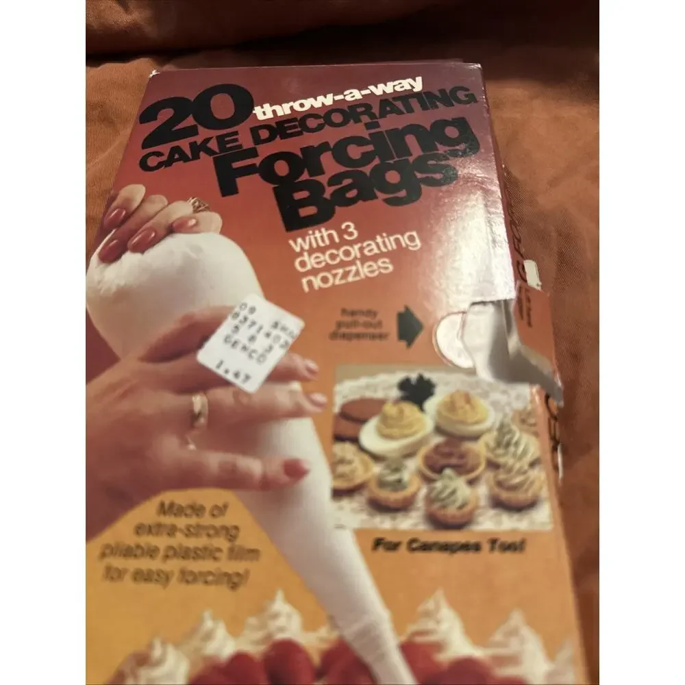 Cake Decorating Bags! 20 Vintage 1986 Forcing Bags with 3 Nozzles! Nice Item!‎